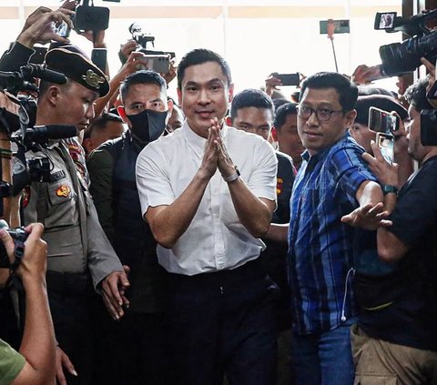 Sleek and Stylish Hair, Here’s a Photo of Harvey Moeis Wearing a Rp7 Million Shirt at the Tin Corruption Trial