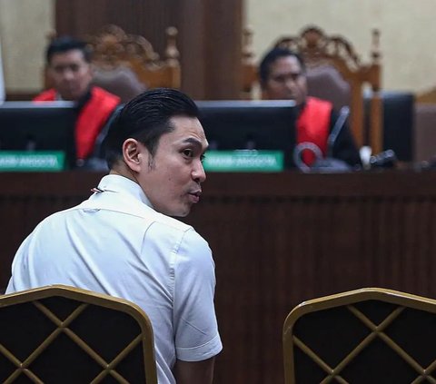 Sleek and Stylish Hair, Here’s a Photo of Harvey Moeis Wearing a Rp7 Million Shirt at the Tin Corruption Trial