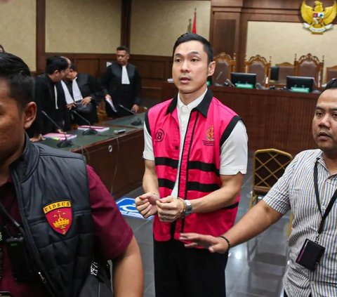 Sleek and Stylish Hair, Here’s a Photo of Harvey Moeis Wearing a Rp7 Million Shirt at the Tin Corruption Trial