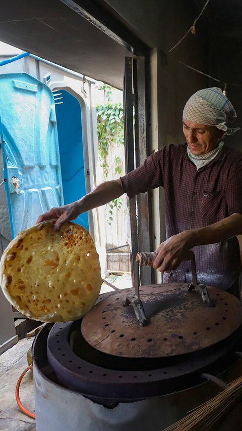 FOTO: Potret Kondisi Pencari Suaka yang Masih Bertahan di Kalideres Jalani Usaha Roti hingga Jadi Tukang Cukur