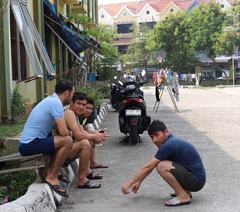 Pemerintah Provinsi DKI Jakarta telah menyatakan bahwa mereka akan terus berupaya mencari solusi terbaik bagi para pencari suaka ini. Namun, hingga saat ini, belum ada kepastian mengenai tempat pengungsian baru yang dapat menampung mereka. Foto: merdeka.com / Arie Basuki