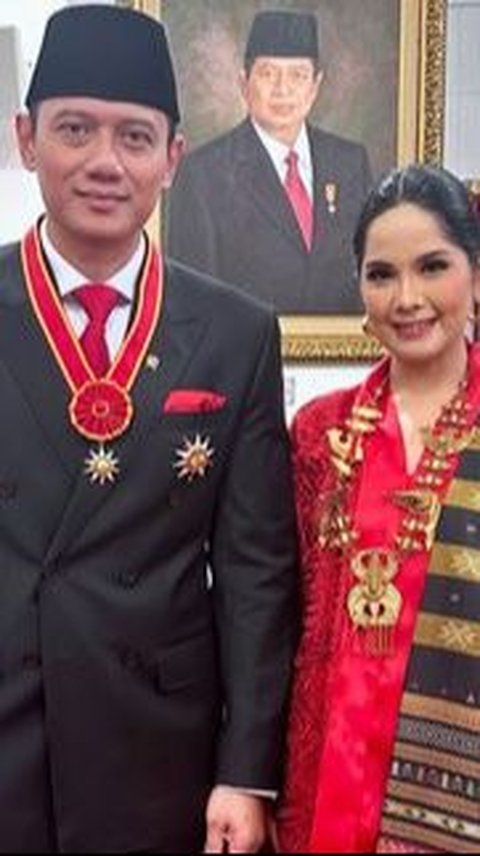 Annisa Pohan Hadiri Anugerah Bintang Mahaputra Nararya Bersama AHY, 8 Potret Cantik dengan Kebaya Merah & Kain Ulos