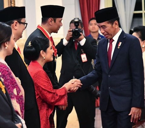 Annisa Pohan Hadiri Anugerah Bintang Mahaputra Nararya Bersama AHY, 8 Potret Cantik dengan Kebaya Merah & Kain Ulos