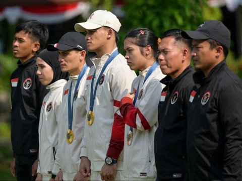 FOTO: Momen Jokowi Berikan Bonus Miliaran Rupiah Pada Atlet Peraih Medali Olimpiade Paris 2024 di Istana Merdeka