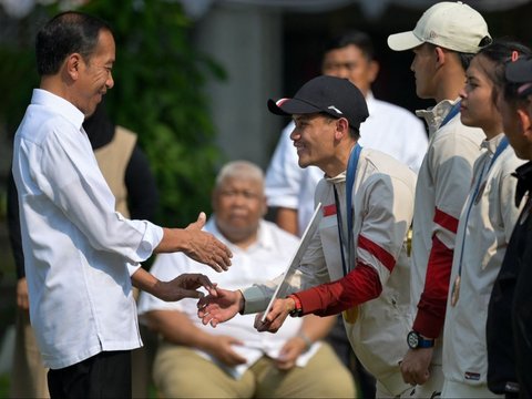 FOTO: Momen Jokowi Berikan Bonus Miliaran Rupiah Pada Atlet Peraih Medali Olimpiade Paris 2024 di Istana Merdeka