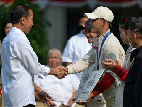 FOTO: Momen Jokowi Berikan Bonus Miliaran Rupiah Pada Atlet Peraih Medali Olimpiade Paris 2024 di Istana Merdeka