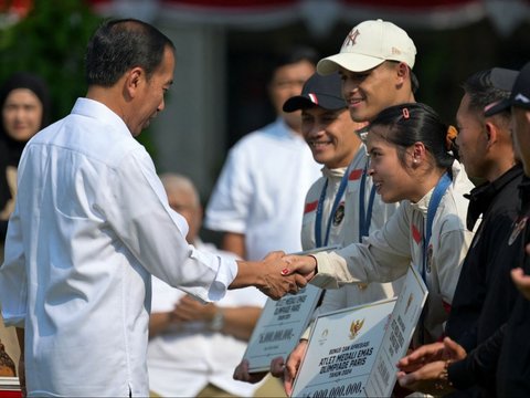 FOTO: Momen Jokowi Berikan Bonus Miliaran Rupiah Pada Atlet Peraih Medali Olimpiade Paris 2024 di Istana Merdeka