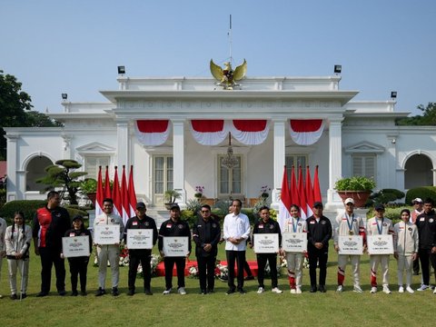 FOTO: Momen Jokowi Berikan Bonus Miliaran Rupiah Pada Atlet Peraih Medali Olimpiade Paris 2024 di Istana Merdeka