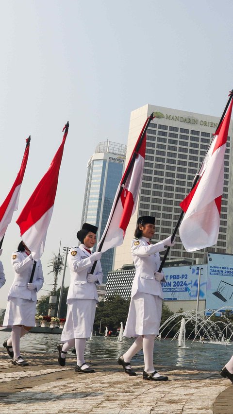 FOTO: Jelang HUT ke-79 Kemerdekaan RI, Aksi Paskibra Kibarkan Merah Putih Hiasi Monumen Selamat Datang