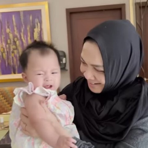 Dijuluki Nenek Idaman, Potret Baby Lily Justru Nangis Digendong Rieta Amilia - Diduga Karena Jarang Bertemu