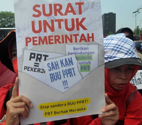 Massa perempuan dari berbagai aliansi berunjuk rasa di depan Gedung DPR, Jakarta, Kamis (15/8/2024). Melalui aksi unjuk rasa tersebut, mereka menuntut Ketua DPR RI Puan Maharani untuk segera mengesahkan RUU Perlindungan Pekerja Rumah Tangga (PRT). Foto: Merdeka.com/Imam Buhori<br>