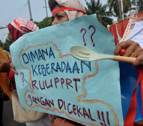 FOTO: Tuntut Pengesahan RUU Perlindungan PRT, Massa Perempuan Geruduk Gedung DPR