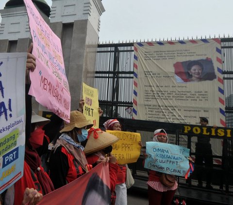 FOTO: Tuntut Pengesahan RUU Perlindungan PRT, Massa Perempuan Geruduk Gedung DPR