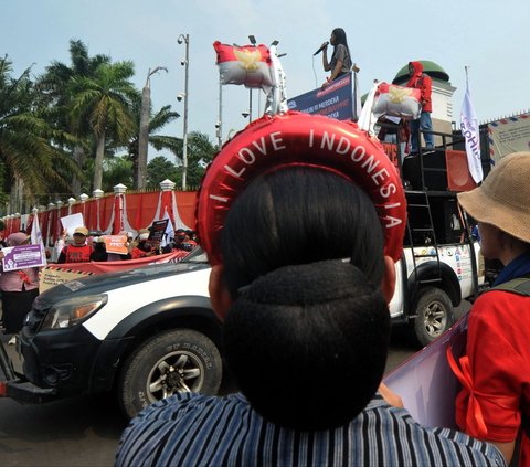 FOTO: Tuntut Pengesahan RUU Perlindungan PRT, Massa Perempuan Geruduk Gedung DPR