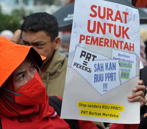 FOTO: Tuntut Pengesahan RUU Perlindungan PRT, Massa Perempuan Geruduk Gedung DPR