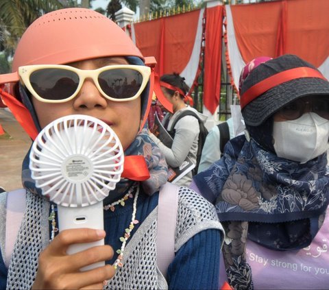 FOTO: Tuntut Pengesahan RUU Perlindungan PRT, Massa Perempuan Geruduk Gedung DPR