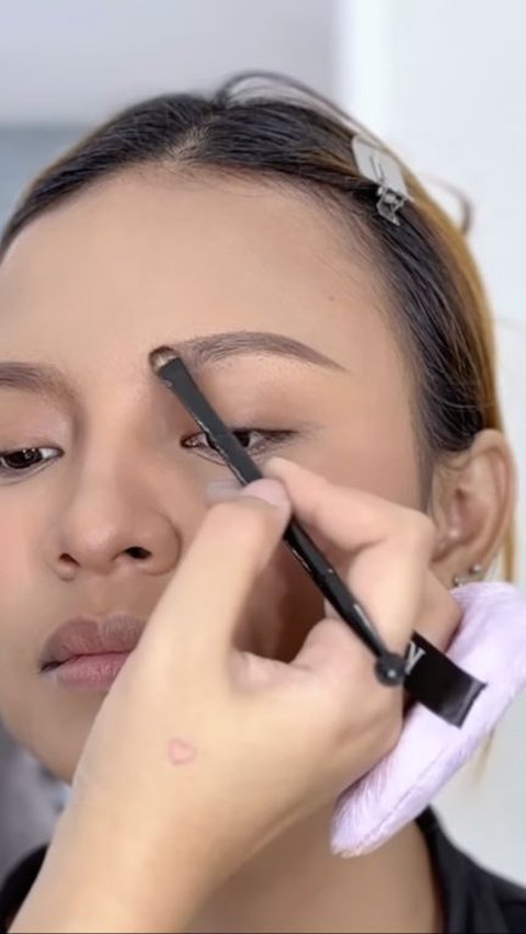 Symmetrical Eyebrows Can Be Made in a Simple Way