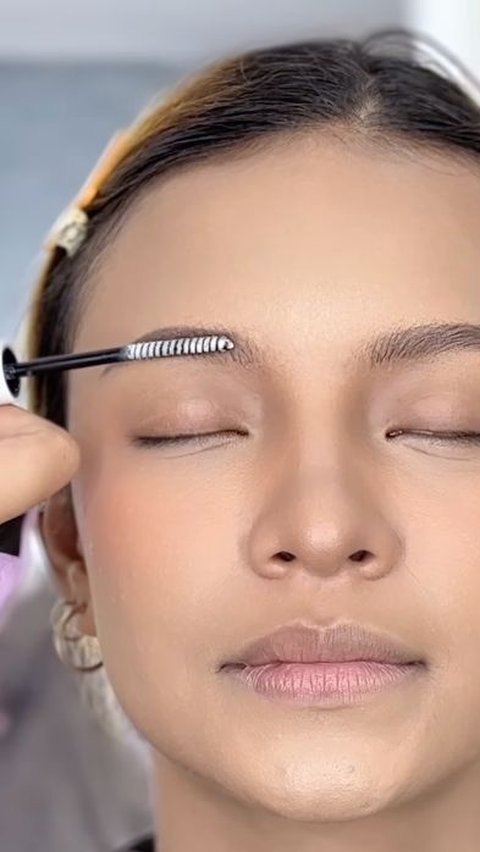 Symmetrical Eyebrows Can Be Made in a Simple Way