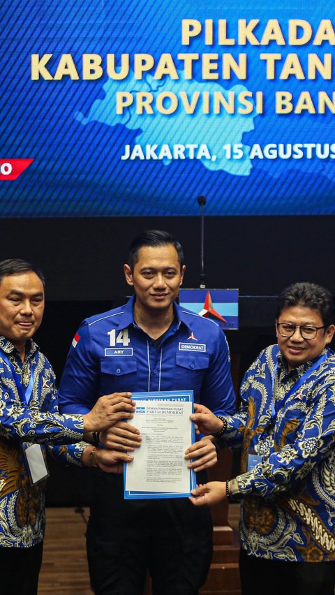 FOTO: Momen AHY Serahkan Surat Rekomendasi Partai Demokrat untuk Puluhan Bakal Calon Kepala Daerah di Pilkada 2024