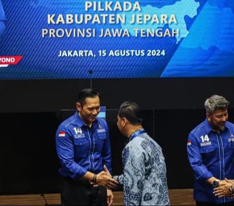 Ketua Umum Partai Demokrat Agus Harimurti Yudhoyono atau AHY (kiri) saat menerima bakal calon kepala daerah yang diusung dalam Pilkada Serentak 2024 di kantor Dewan Pimpinan Pusat (DPP) Partai Demokrat, Jakarta, Kamis (15/8/2024). Sebagaimana dilansir Antara, DPP Partai Demokrat resmi menyatakan dukungannya kepada bakal calon kepala daerah untuk Pilkada 2024 di 51 kabupaten/kota. Foto: Liputan6.com/Angga Yuniar