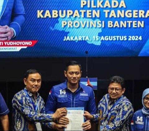 FOTO: Momen AHY Serahkan Surat Rekomendasi Partai Demokrat untuk Puluhan Bakal Calon Kepala Daerah di Pilkada 2024