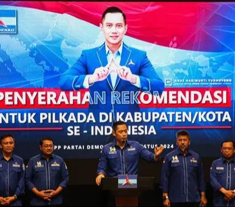 FOTO: Momen AHY Serahkan Surat Rekomendasi Partai Demokrat untuk Puluhan Bakal Calon Kepala Daerah di Pilkada 2024