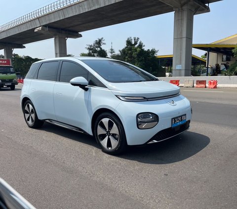 Mengemudikan Wuling Cloud EV: Pengalaman di Kemacetan, Jalan Tol, dan Pegunungan