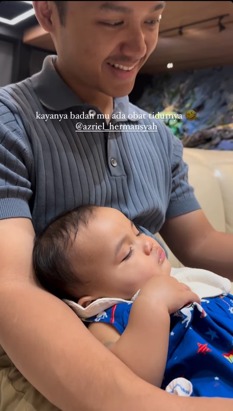 Sweet! 7 Potret Azura saat Tertidur di Pangkuan Azriel, Aurel Hermansyah Sampai Bilang Begini