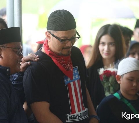 9 Foto Pemakaman Ibu Ferry Maryadi, Berusaha Kuat Menghadapi Kehilangan Saat Melihat Jenazah Almarhumah Dikuburkan