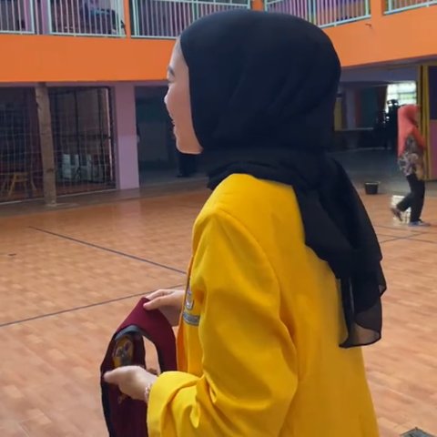 Dihadiri Pacar dan Orang Tuanya, Momen Perayaan Sidang Kelulusan Wanita Ini Bikin Iri Warganet