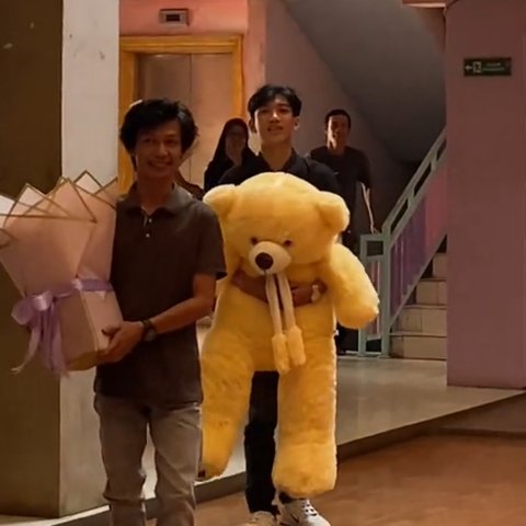 Dihadiri Pacar dan Orang Tuanya, Momen Perayaan Sidang Kelulusan Wanita Ini Bikin Iri Warganet