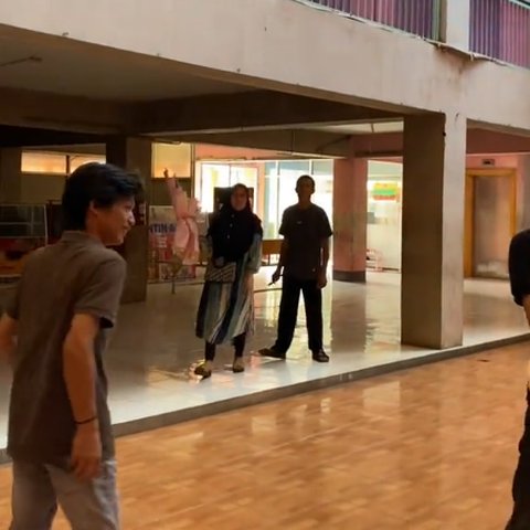 Dihadiri Pacar dan Orang Tuanya, Momen Perayaan Sidang Kelulusan Wanita Ini Bikin Iri Warganet