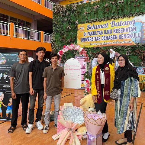 Dihadiri Pacar dan Orang Tuanya, Momen Perayaan Sidang Kelulusan Wanita Ini Bikin Iri Warganet