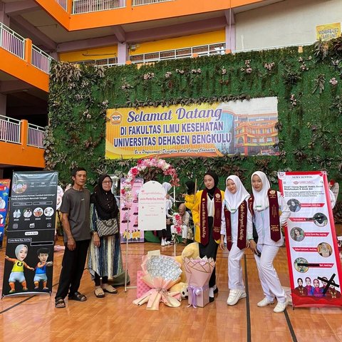 Dihadiri Pacar dan Orang Tuanya, Momen Perayaan Sidang Kelulusan Wanita Ini Bikin Iri Warganet