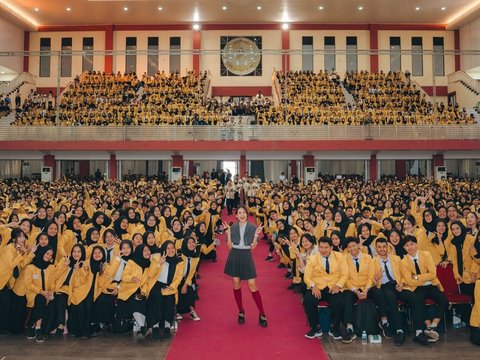 7 Potret Cantik Maudy Ayunda saat Datang ke Kampus Unsoed, Gaya Stylish di Depan Mahasiswa Baru Langsung Mencuri Perhatian