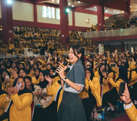 7 Potret Cantik Maudy Ayunda saat Datang ke Kampus Unsoed, Gaya Stylish di Depan Mahasiswa Baru Langsung Mencuri Perhatian