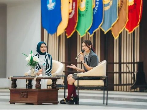 7 Potret Cantik Maudy Ayunda saat Datang ke Kampus Unsoed, Gaya Stylish di Depan Mahasiswa Baru Langsung Mencuri Perhatian