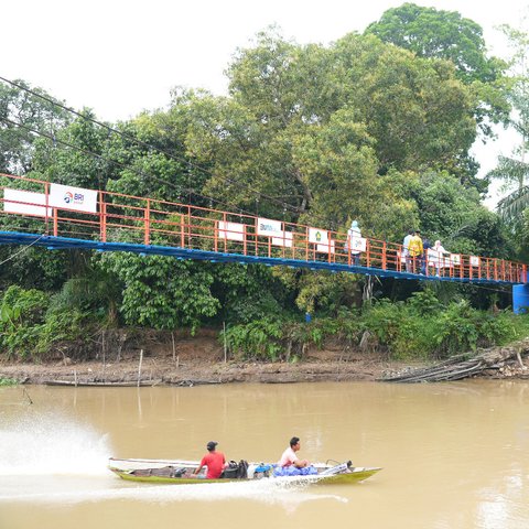 Bangun Jembatan Gantung, BRI Bantu Mobilitas Warga dan Dorong Ekonomi Masyarakat Desa