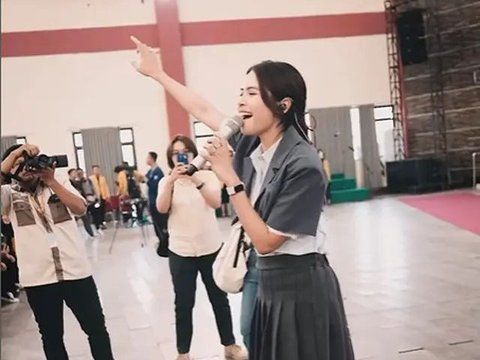 7 Potret Cantik Maudy Ayunda saat Datang ke Kampus Unsoed, Gaya Stylish di Depan Mahasiswa Baru Langsung Mencuri Perhatian