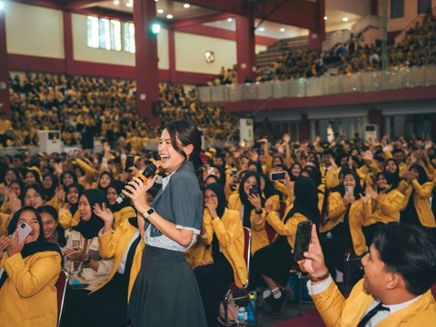 7 Potret Cantik Maudy Ayunda saat Datang ke Kampus Unsoed, Gaya Stylish di Depan Mahasiswa Baru Langsung Mencuri Perhatian