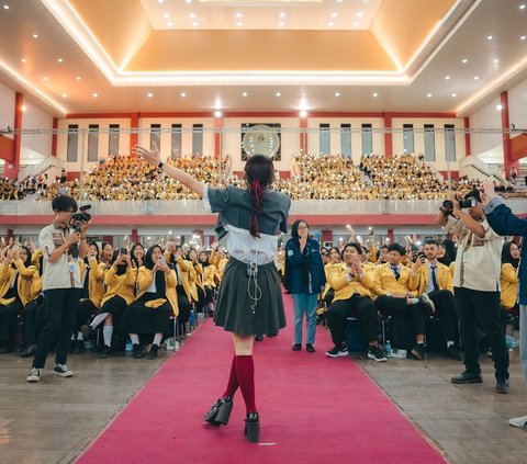 7 Potret Cantik Maudy Ayunda saat Datang ke Kampus Unsoed, Gaya Stylish di Depan Mahasiswa Baru Langsung Mencuri Perhatian