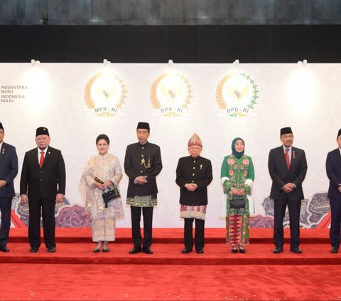 FOTO: Gaya Presiden Jokowi Berbusana Adat Betawi di Sidang Tahunan MPR