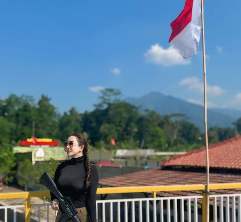 Portrait of Aura Kasih Practicing Shooting, Her Appearance Distracts Attention