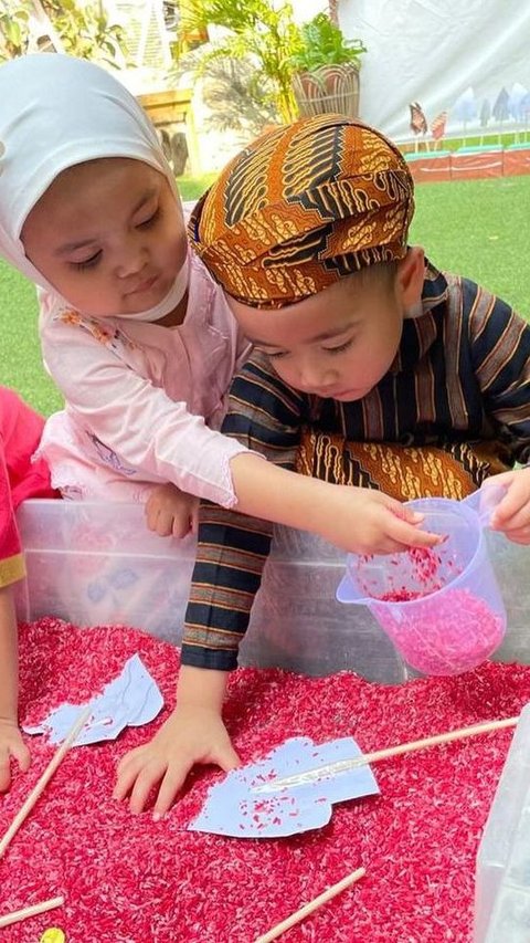 Selain penampilan dan aksi lucu Rayyanza di sekolah, interaksinya dengan Kamya, anak kedua Fitri Tropica, juga turut mencuri perhatian dan bikin gemas.<br><br>