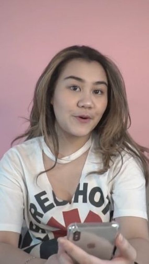 Saat itu, Aaliyah Massaid masih berstatus jomblo, namun ia mengaku sangat menikmati masa lajangnya bersama teman-teman.<br><br>