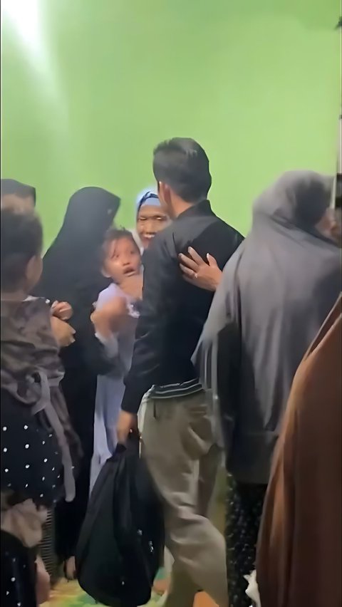 Heartbreaking Moment of a Child Welcoming Her Mother's Coffin, Makes Tears Hard to Hold Back