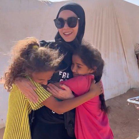 Tengah Berada di Palestina, Aksi Zaskia Adya Mecca Main Bareng Anak-anak Curi Perhatian