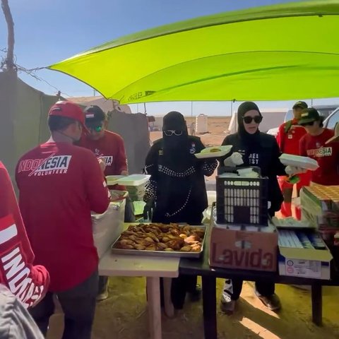 Tengah Berada di Palestina, Aksi Zaskia Adya Mecca Main Bareng Anak-anak Curi Perhatian