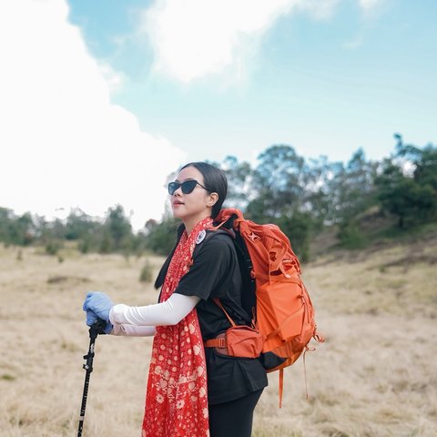 Foto-foto Keseruan Perjalanan Yura Yunita saat Naik Gunung Prau, Takjub Melihat Keindahan 'Milky Way'