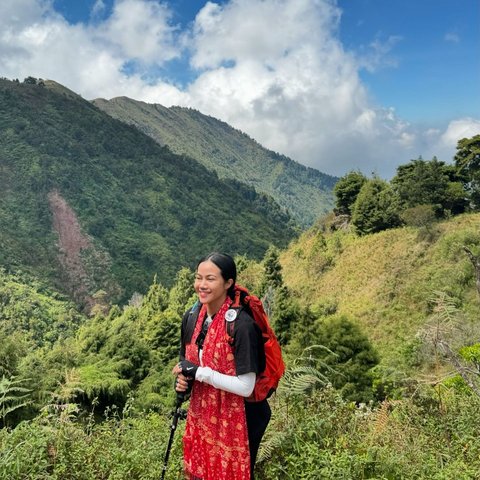 Foto-foto Keseruan Perjalanan Yura Yunita saat Naik Gunung Prau, Takjub Melihat Keindahan 'Milky Way'